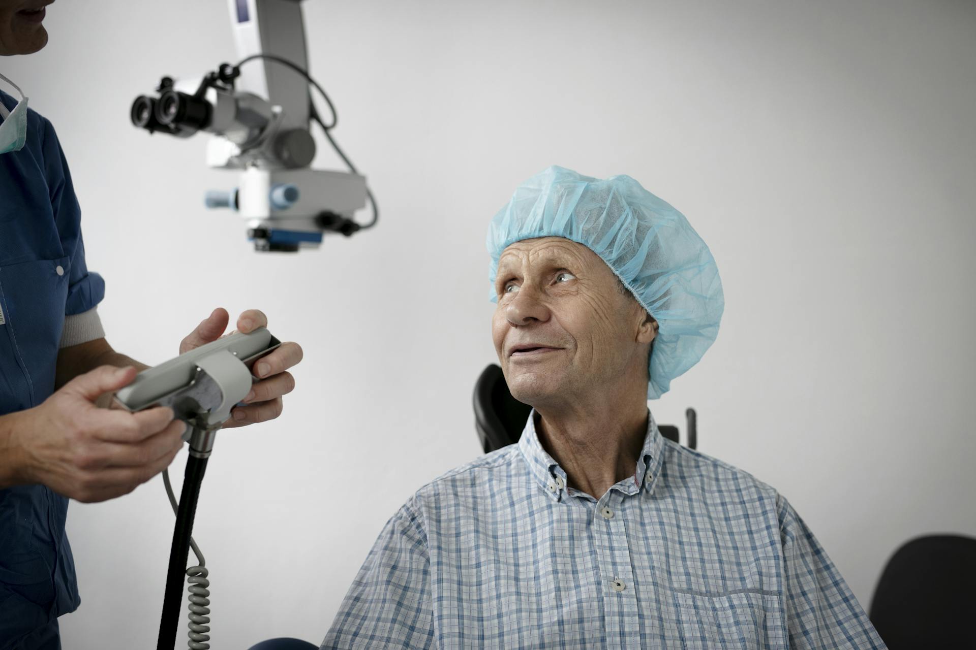 en ögonläkare genomför behandling av gråstarr